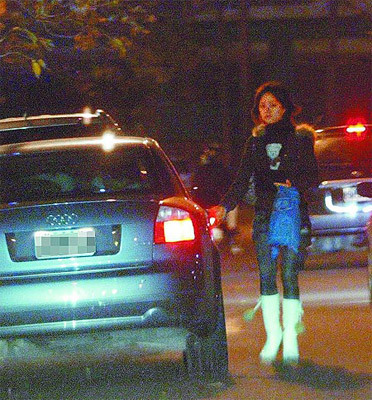 女子自稱“人民公仆”扇安檢員？警方:不是公務(wù)員