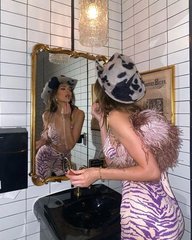 景區(qū)門口馬不聽話遭馬主鞭抽后持鐵鍬多次猛打馬頭部 女子被嚇尖叫