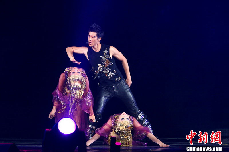 詹姆斯中國行成都活動(dòng)現(xiàn)場(chǎng) 一球迷拿著詹姆斯經(jīng)典哭臉照坐在場(chǎng)邊