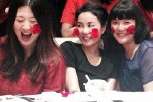 夜幕下，女軍醫(yī)被頭公狼攔住，她跟著公狼走向草原深處……